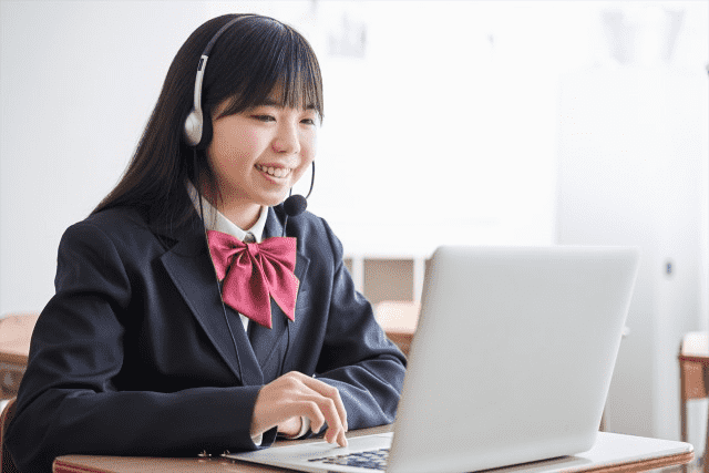 オンライン学習をする女子学生